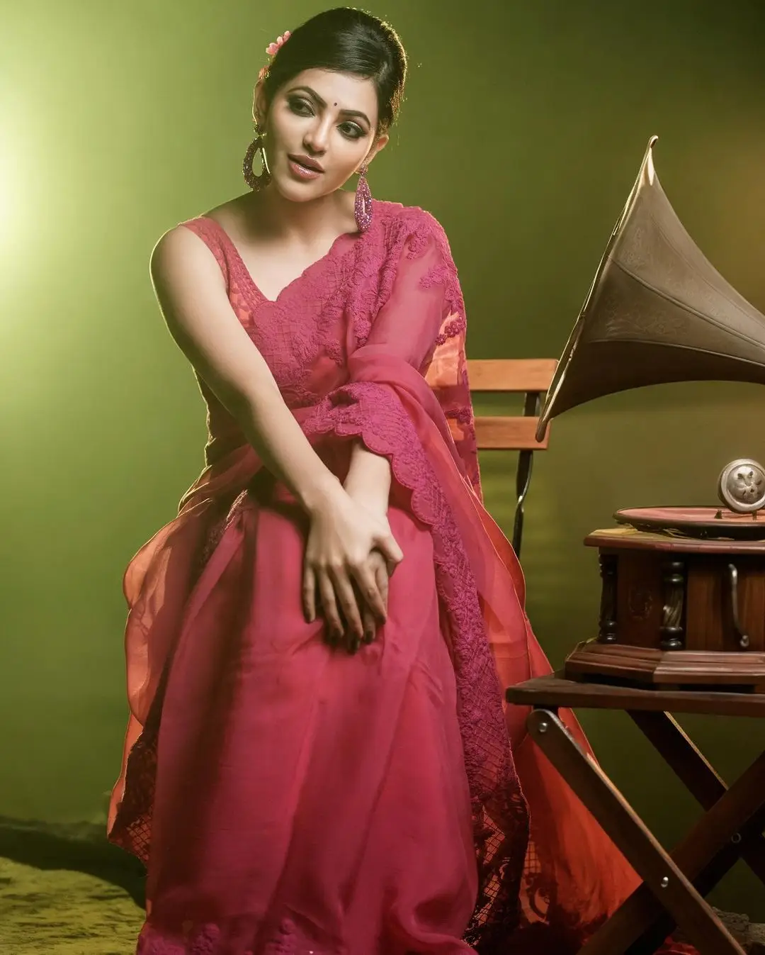 Athulya Ravi Mesmerizing Looks In Beautiful Pink Saree Sleeveless Blouse